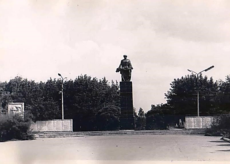 Мемориальный комплекс «Скорбящая мать». Установлен в 1970 году.  Фото 1976 года.