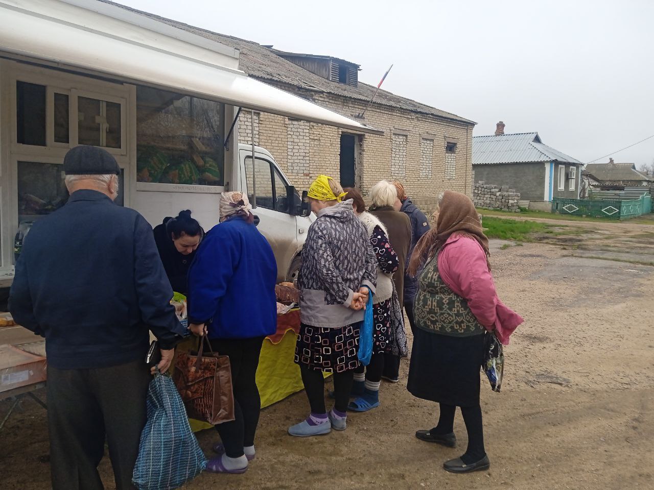 В пос. Обильном продолжается работа выездной автолавки.