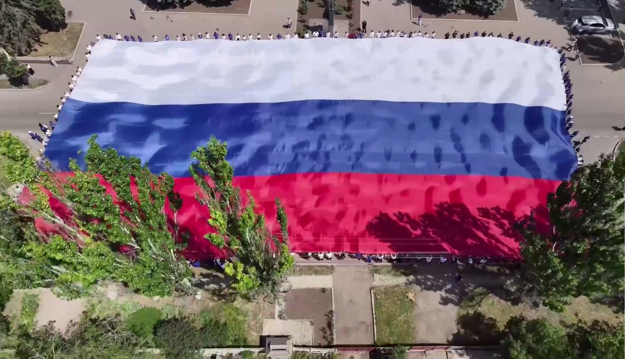 В преддверии Дня России в центре поселка Тельманово был развернут триколор.