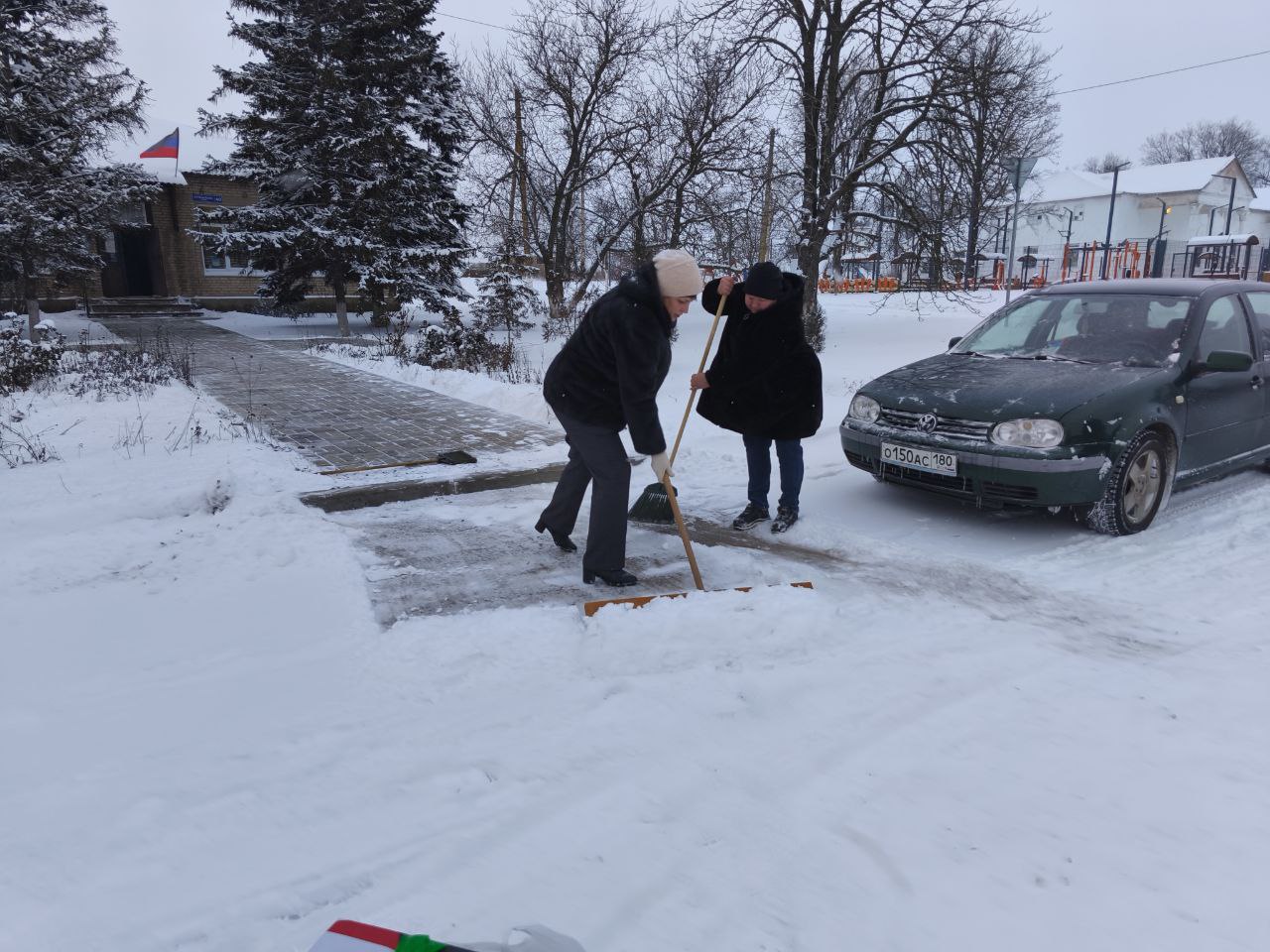 Уборка снега на территории Тельмановского муниципального округа.