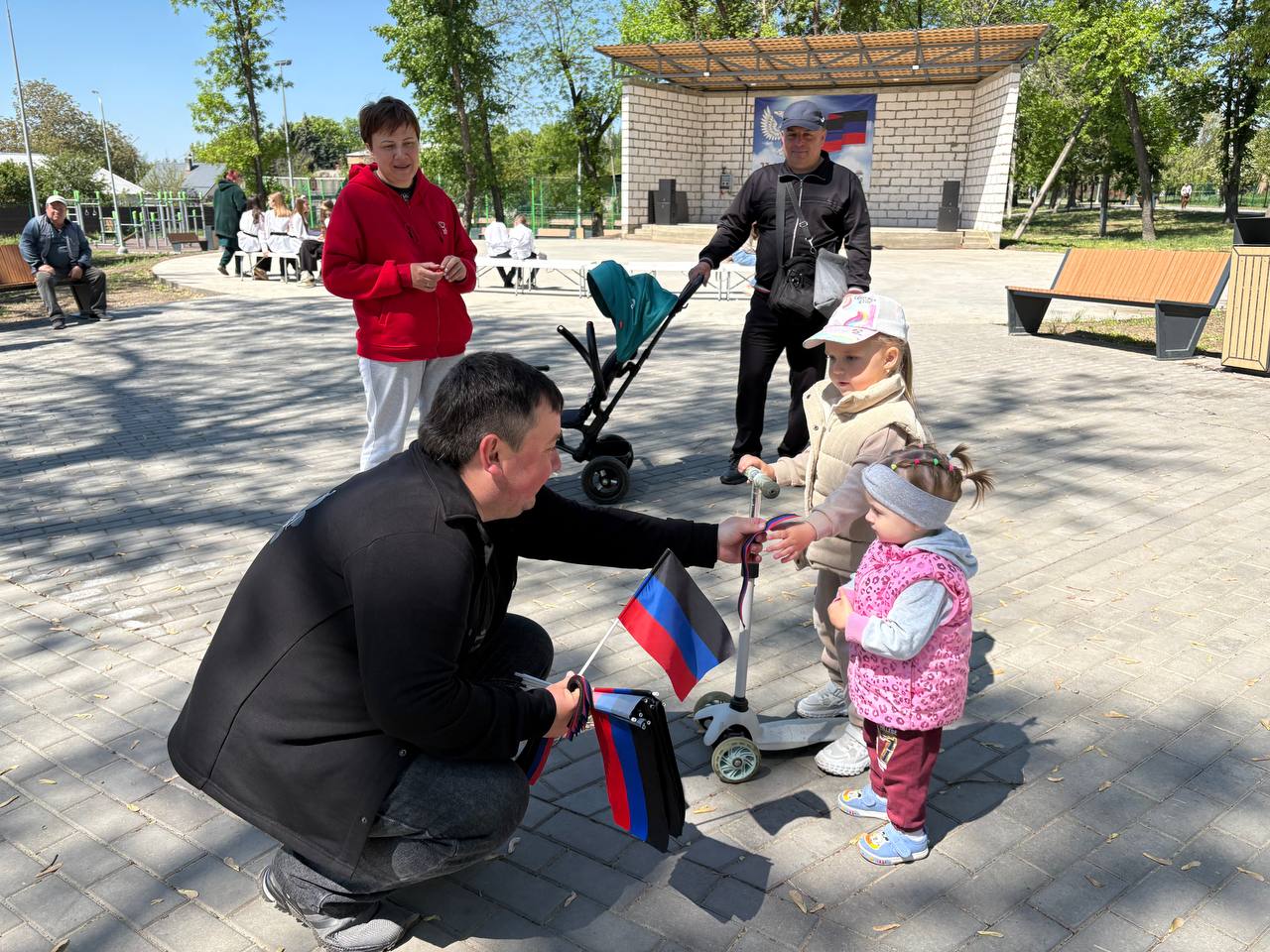 Раздача символики ко Дню Республики.