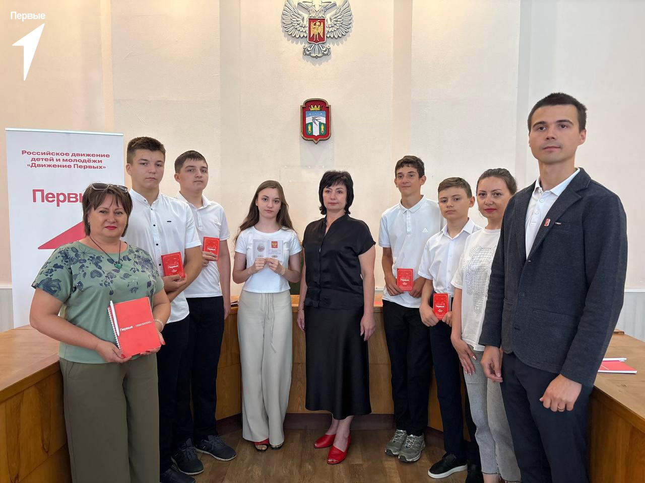 Глава округа Наталья Великодная вручила паспорта активистам Движения первых.
