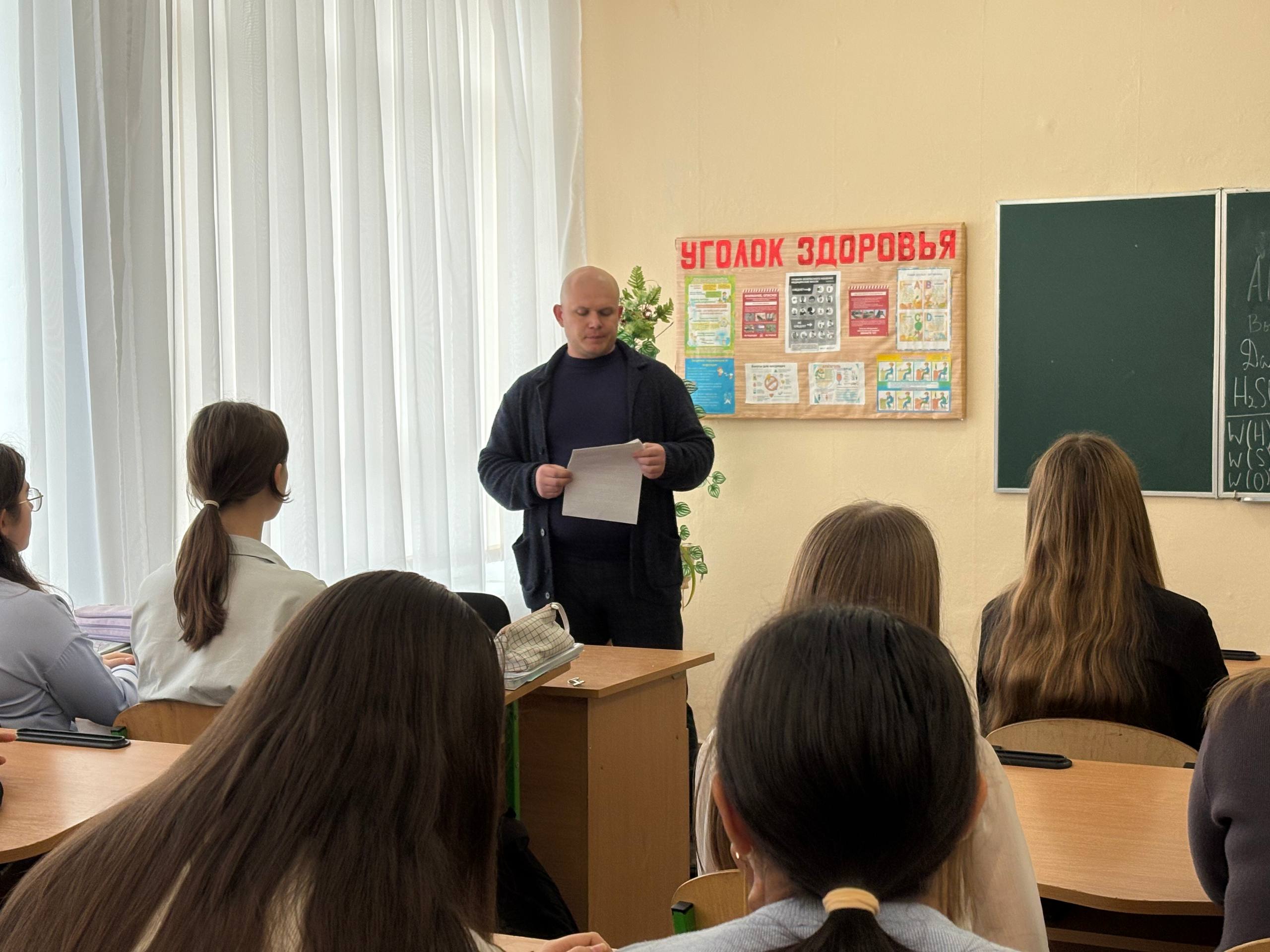 В Чермалыкской школе в рамках партийного "Единой России" проекта «Старший брат» прошла встреча, посвященная безопасности детей. .