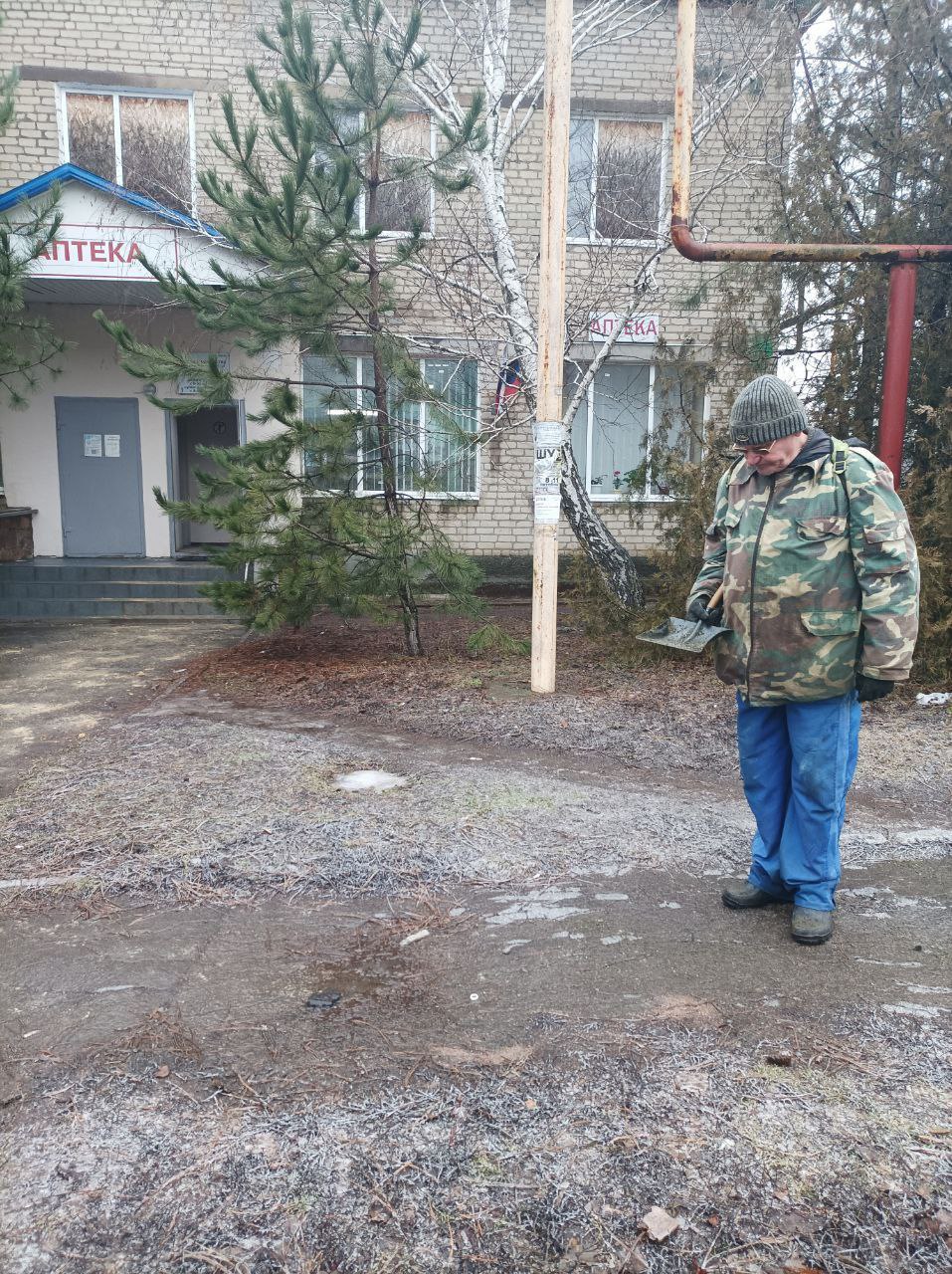 В Тельмановском округе продолжаются работы по посыпке тротуаров и дорог от гололеда.