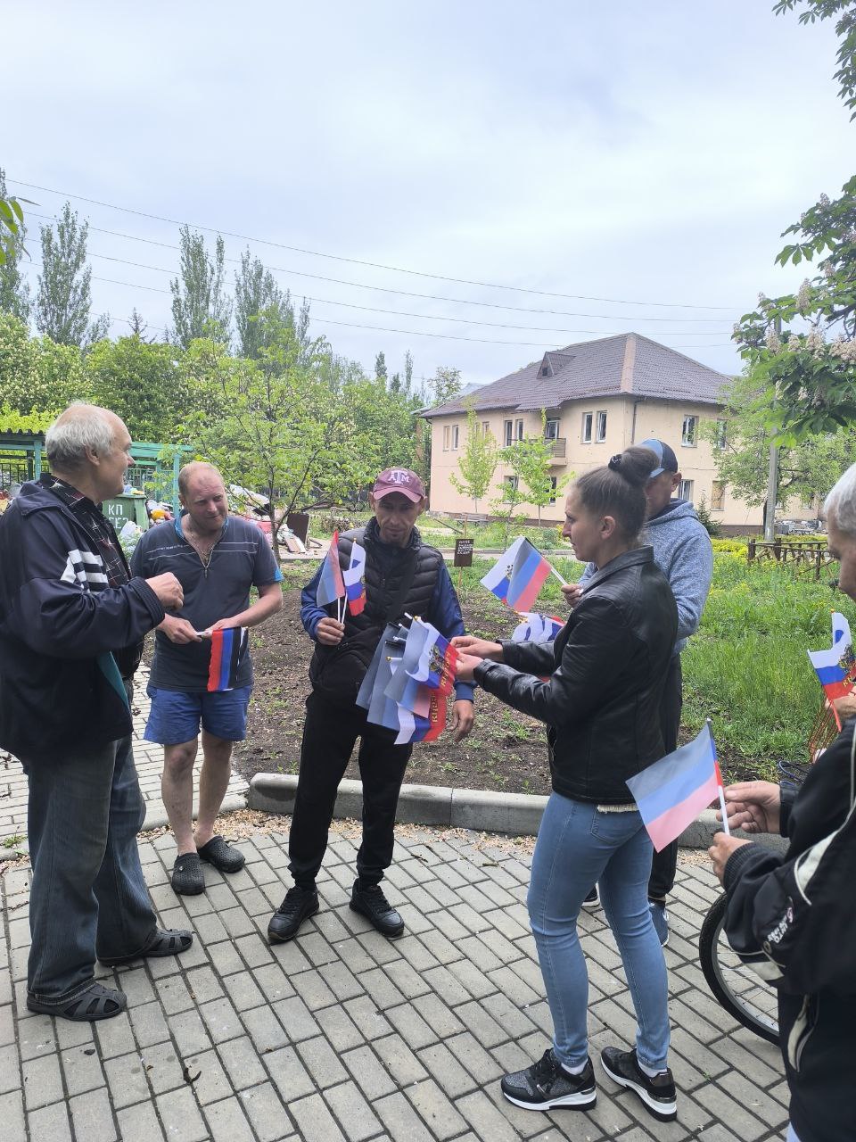 🎗 Жителям Кураховского округа накануне праздников вручили ленточки и флажки.