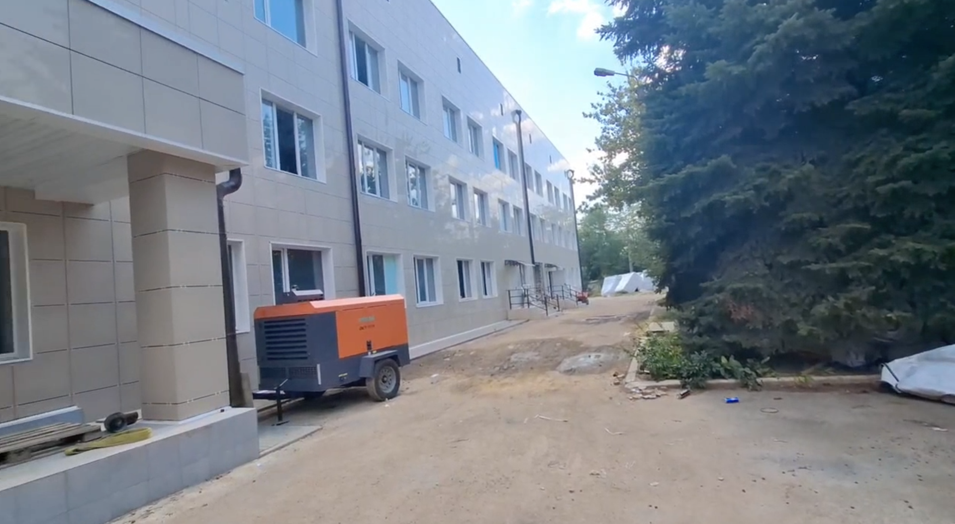 Подмосковные строители проводят ремонт в Тельмановской центральной районной больнице.