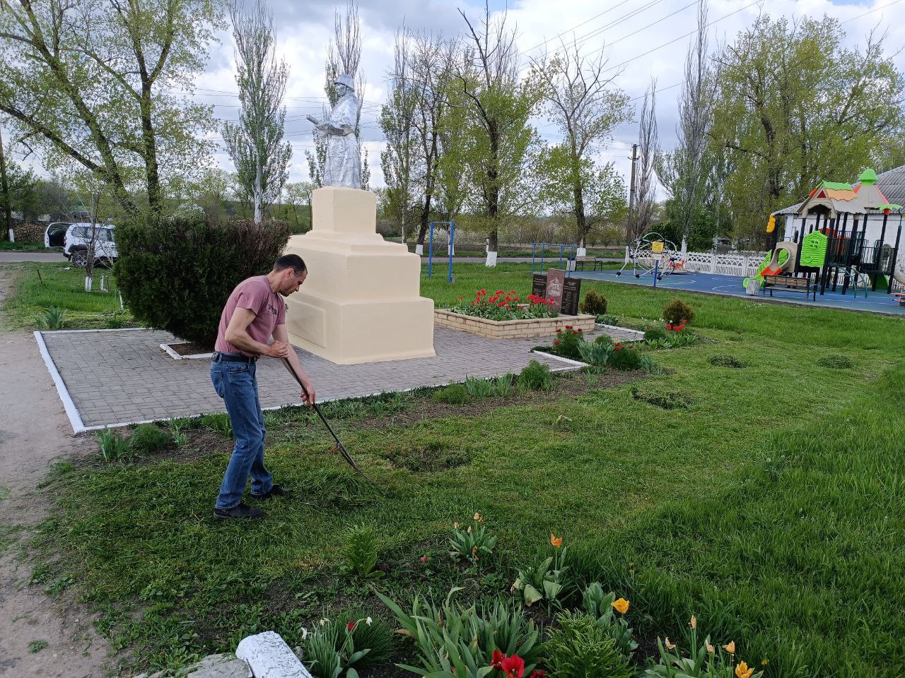 Жители Тельмановского округа поучаствовали в субботнике.