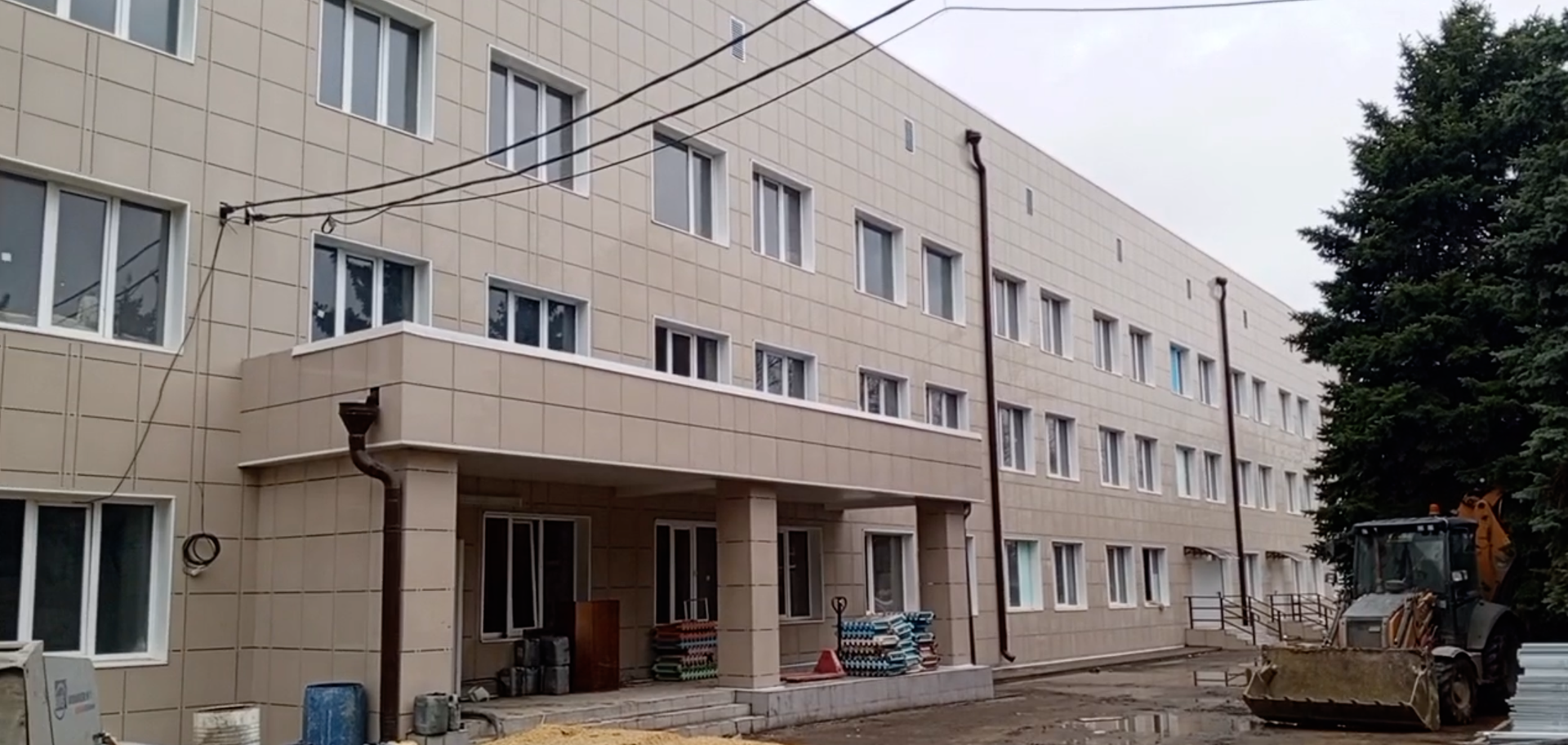 Подмосковные строители продолжают работы в Центральной районной больнице Тельманово.